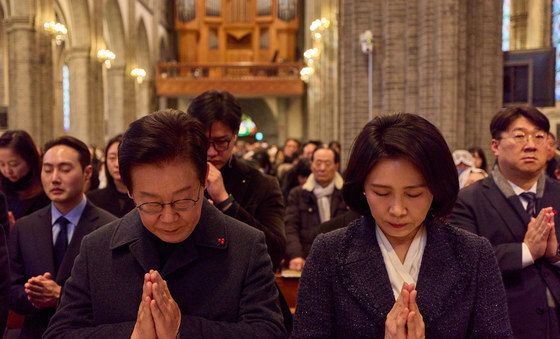 기도하는 이재명 대통령·김혜경 여사