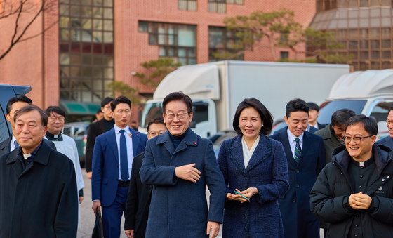 성탄 대축일 미사 참석 위해 이동하는 이재명 대통령