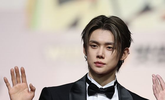 TXT 연준, 얼굴 천재의 손인사