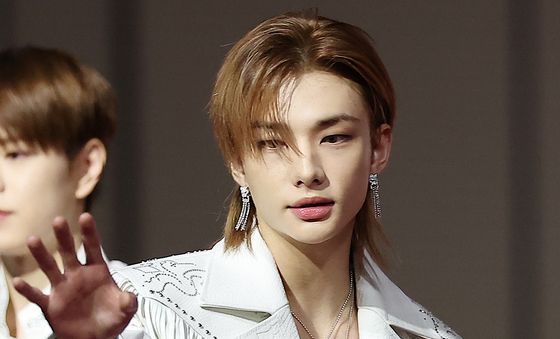 스트레이키즈 현진, 여심 녹이는 인사