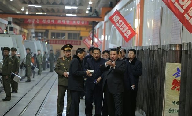 미사일 생산기지에서 北 간부들에게 지시하는 김정은