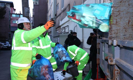 생활폐기물 치우는 장동혁 대표