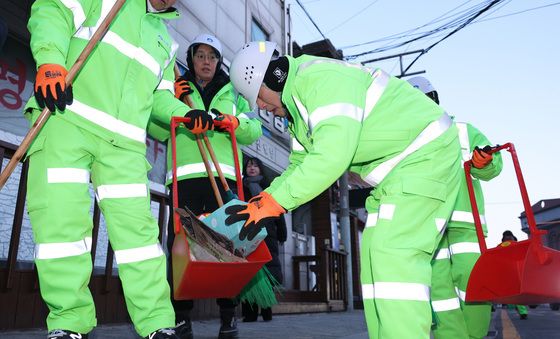 버려진 쓰레기 치우는 장동혁 대표
