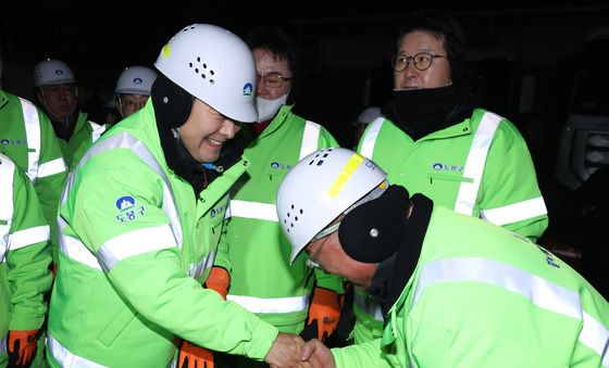 환경공무관 격려하는 장동혁 대표