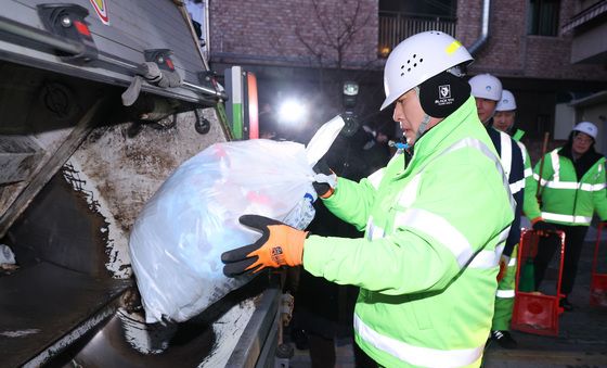쓰레기 정리하는 장동혁 대표