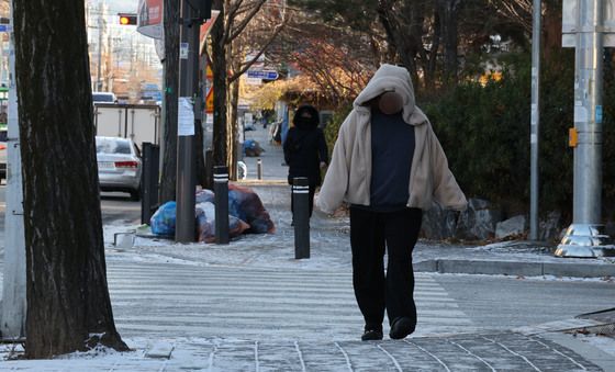 조심조심 내딛는 빙판길