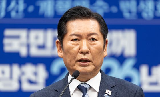 첫 공식 기자회견하는 정청래 대표