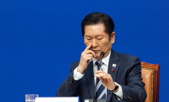 얼굴 만지는 정청래 대표