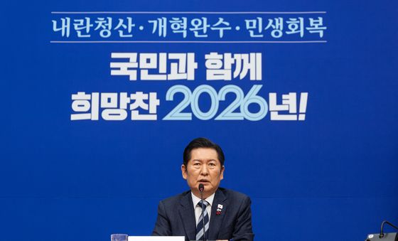 기자회견 질의에 답변하는 정청래 대표