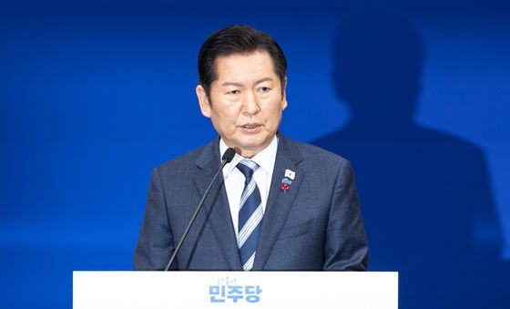 첫 공식 기자회견하는 정청래 더불어민주당 대표