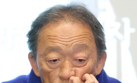 생각에 잠긴 지휘자 정명훈