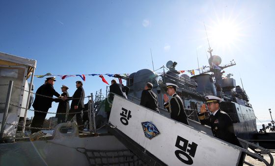 '北 반잠수정 격침' 광명함 오르는 역대 함장들