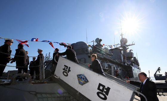 '北 반잠수정 격침' 초계함 광명함, 36년 임무 마치고 전역