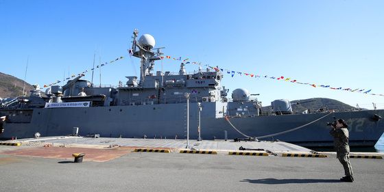 '北 반잠수정 격침'…36년 임무 마치고 전역한 광명함