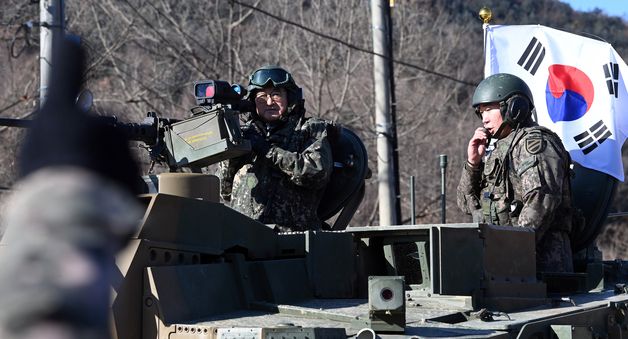 K2 전차 오른 우원식 국회의장