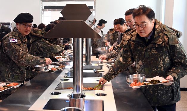 군 부대 식당 찾은 우원식 의장
