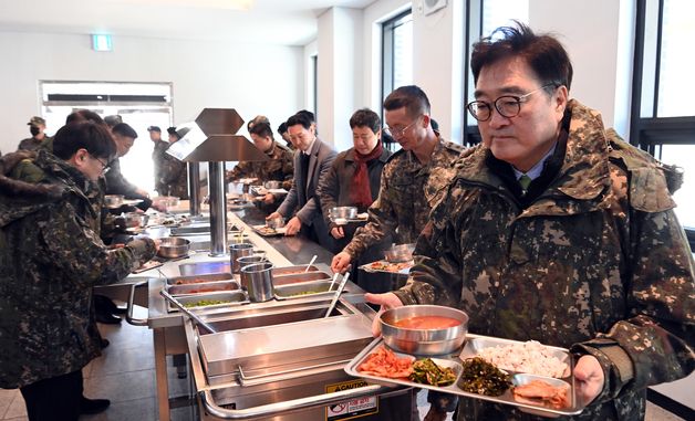 연말 맞아 군부대 찾은 우원식 의장