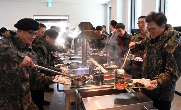 군 부대 식당 찾은 우원식 의장