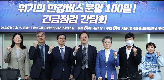 기념 촬영하는 박주민 의원