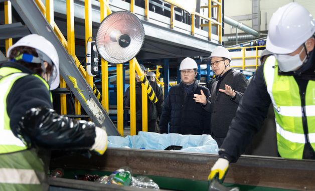 플라스틱 회수·재활용 현장 방문한 김성환 장관