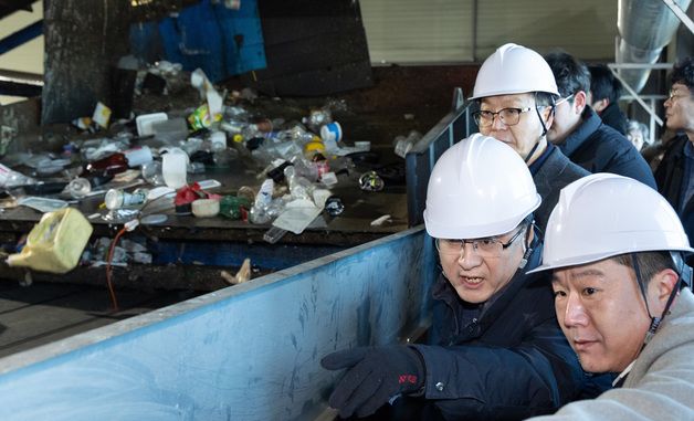 플라스틱 선별장 둘러보는 김성환 장관