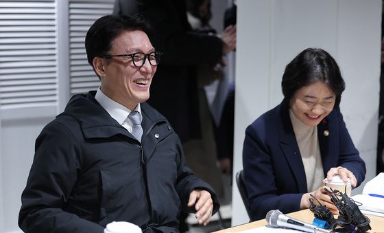 미소 짓는 김민석 총리·이스란 1차관