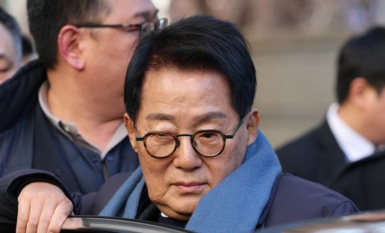 무죄 선고 후 떠나는 박지원 전 국정원장