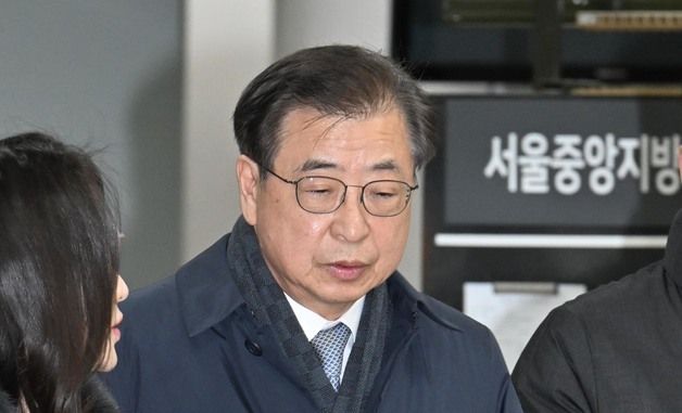 법정 나서는 서훈 전 안보실장