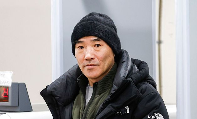 법원 나서는 이래진 씨