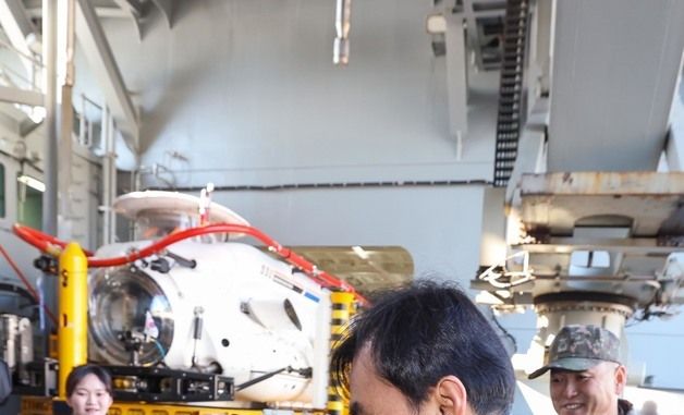 SSU 대원 격려하는 안규백 국방장관