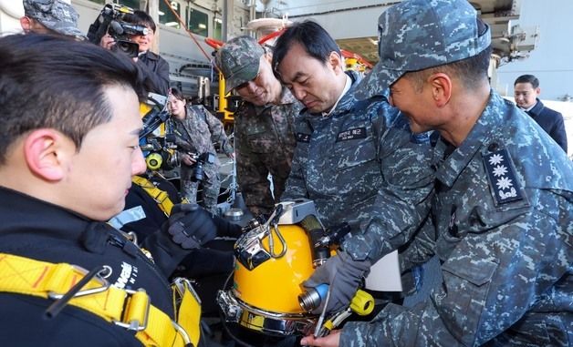 구조장비 확인하는 안규백 장관