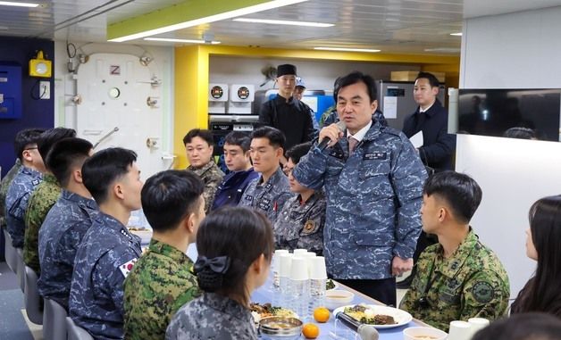 해군특수전전단 장병 격려하는 안규백 장관