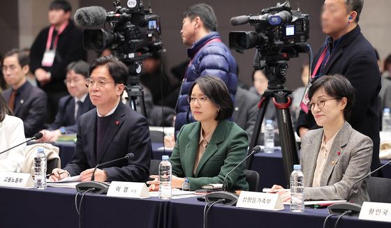 김민석 총리 모두발언 듣는 김영훈·이영·원민경