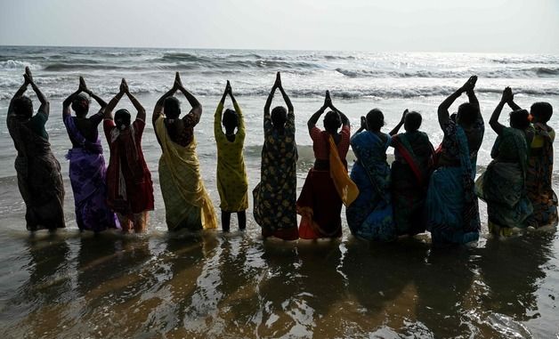 [포토] 남아시아 대지진 희생자 추모하는 印주민들