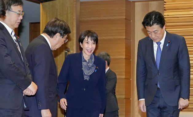 [포토] 각의 회의실로 들어오는 다카이치 日총리