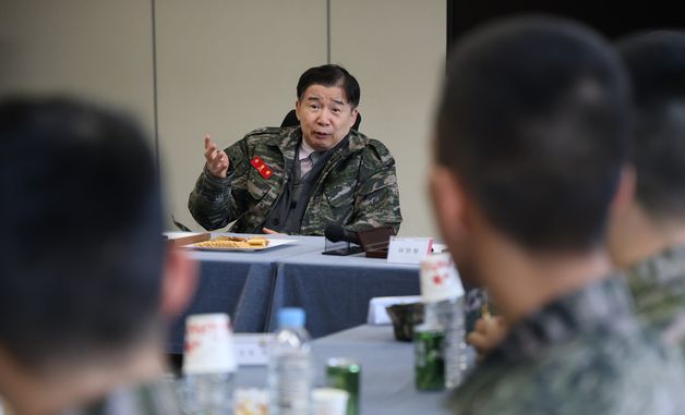 장병들과 대화하는 유철환 권익위원장