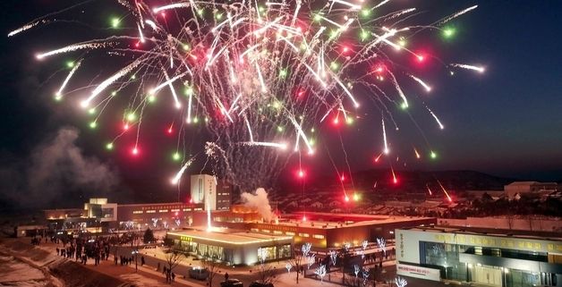 北 "염주군 준공식장에 수많은 고무풍선과 축포탄 날아올라"