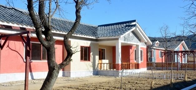 북한 함흥시, 농업근로자들에게 주택이용허가증 전달
