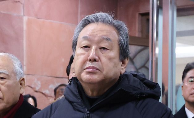 김무성 전 대표, 누나 김문희 명예이사장 발인식 참석해 배웅