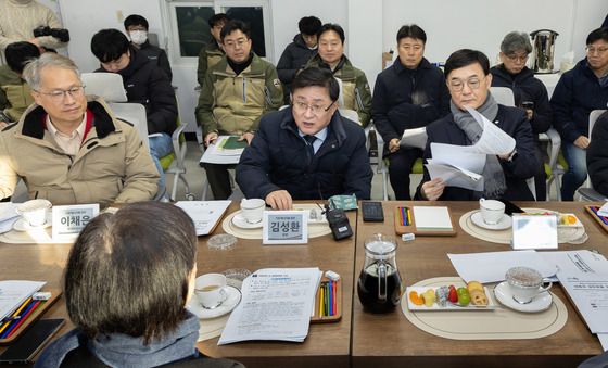 국립공원 불법 점유시설 해결 방안 논의하는 김성환 장관