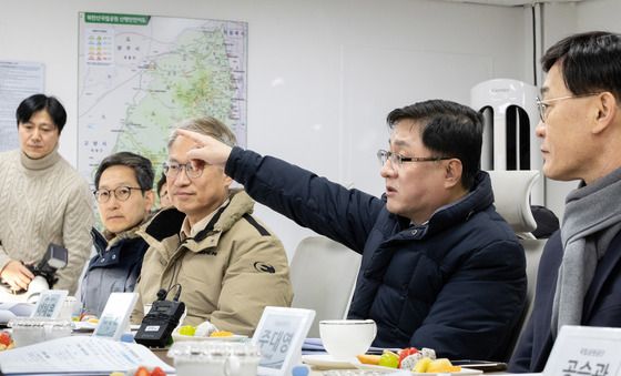 김성환 장관, 국립공원 불법 점유시설 해결 방안 논의