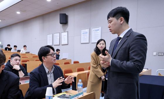 대화 나누는 복지부와 대한전공의협의회