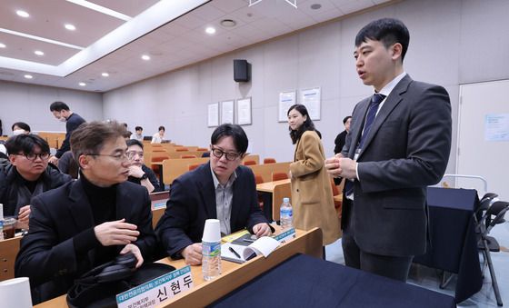 복지부와 대화 나누는 한성존 전공의협의회 비대위원장