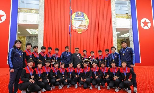 김정은, FIFA U-17 우승 여자축구팀 격려