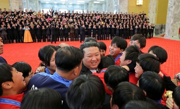 김정은, U-17 우승 여자축구팀 만나 격려