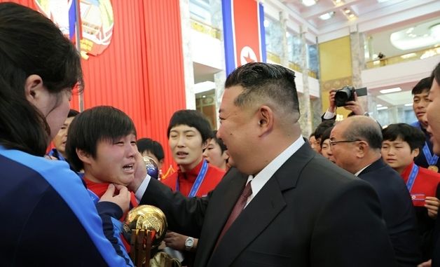 김정은 만나 감격의 눈물 흘리는 여자축구팀 선수