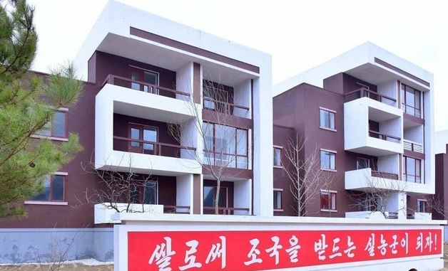 北 성천군에 새 주택들 건설…"쌀로 조국 받들자"