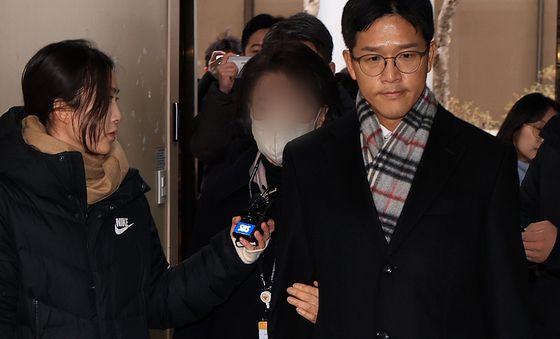 경찰 조사 출석하는 정원주 전 비서실장