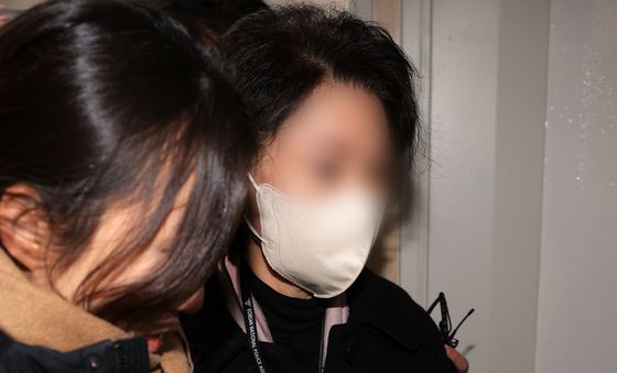 경찰 조사 출석하는 정원주 전 비서실장