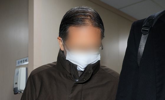 경찰 출석하는 통일교 부산·울산 전 지회장